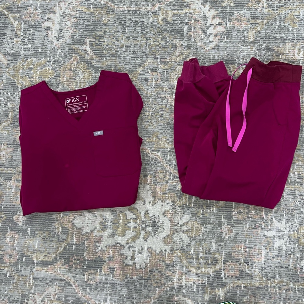 Figs scrubs
Small spot on top (photo attached)
1 pocket top 
Zamora jogger